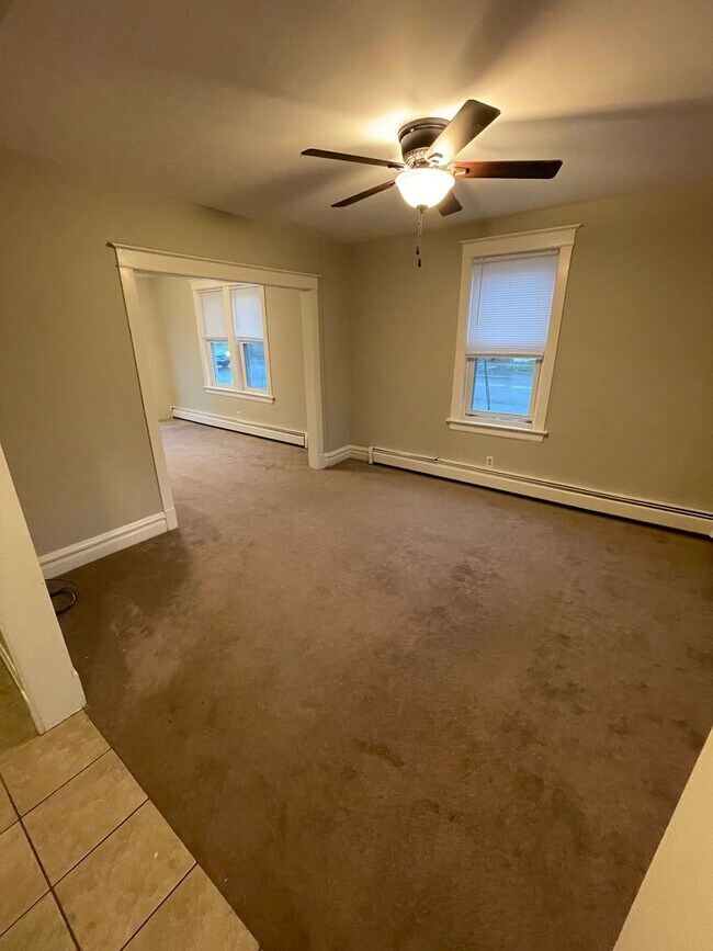 Building Photo - AVAILABLE Immediately! - Gorgeous 3 Bedroom 1 Bath Single Family Home!