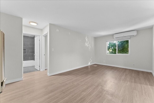 Building Photo - 631 E Elk Ave