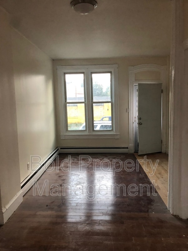 Building Photo - 569 W Douglass St