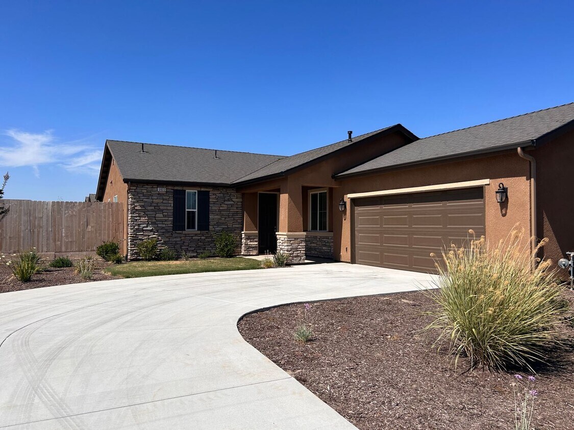 Primary Photo - Beautiful home for rent in gated community...