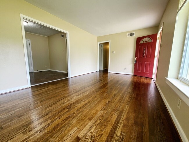 Building Photo - Great 3/2 Single Family Home in Casa Linda