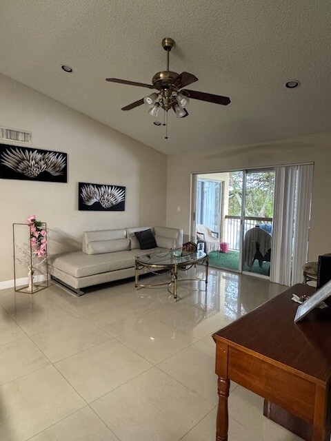 Foto principal - 7640 Westwood Dr