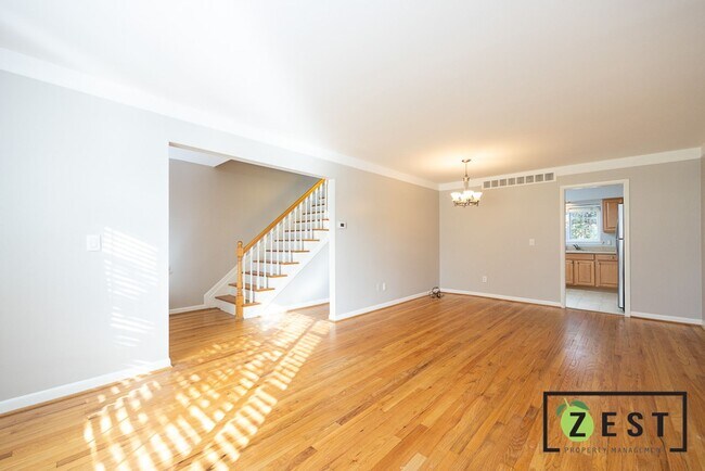 Foto del edificio - Beautiful 2 Bed 1.5 Bath Townhome available August 15th!