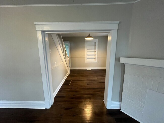 Foto del edificio - Spacious 3-Bedroom Home with Basement – Available NOW! – $1400/month