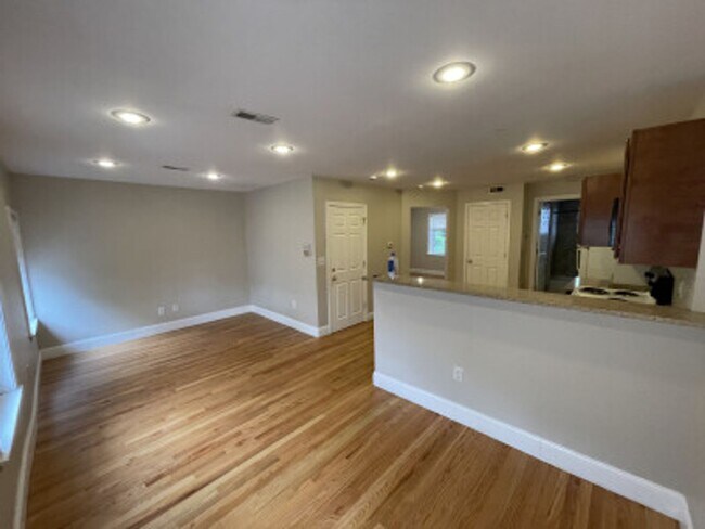 Foto del edificio - Updated Boston/Roxbury 1 Bed Near BMC and BU Medical.  Parking Included.  NO BROKER FEE