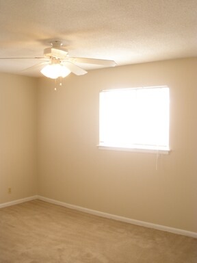Building Photo - 5811 Maple St