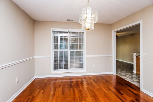 Foto del edificio - 6857 Robinwood Trail