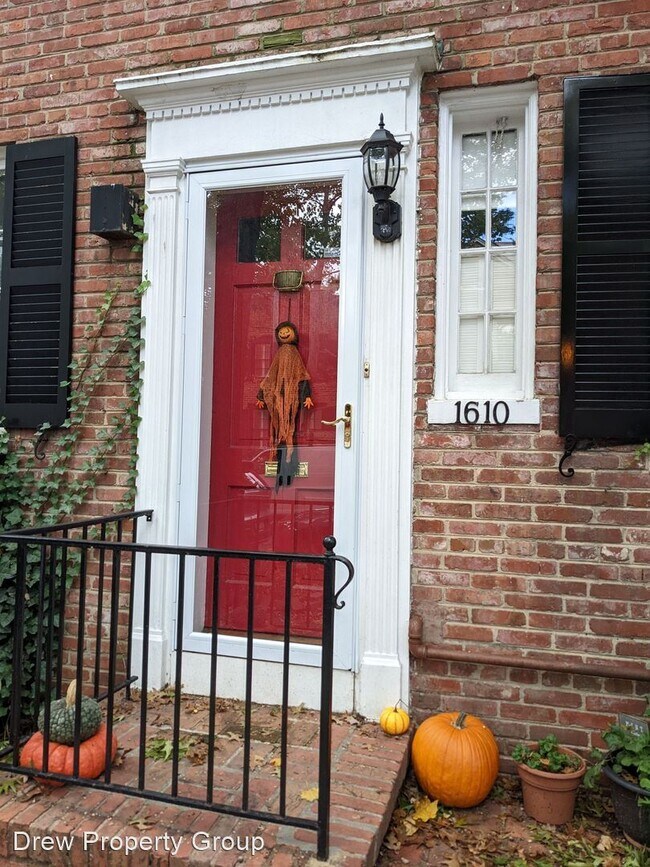 Building Photo - 2 br, 1.5 bath House - 1610 34th St NW