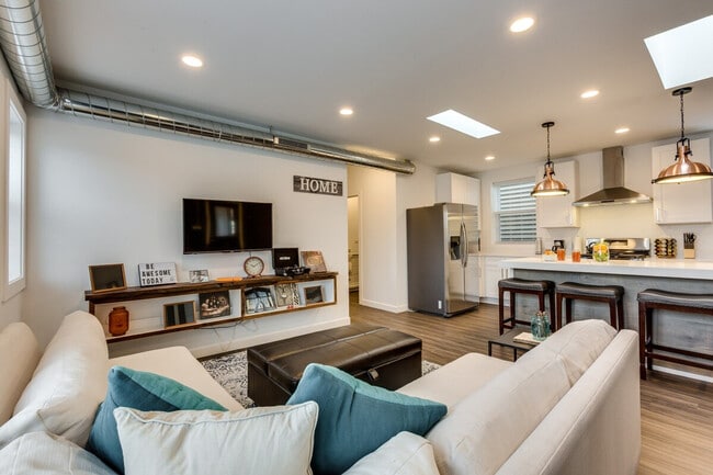 Foto del edificio - 706 N Racine Ave