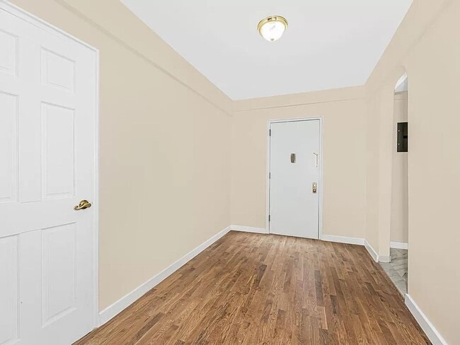 Building Photo - BEAUTIFUL 1 BEDROOM 1 BATHROOM