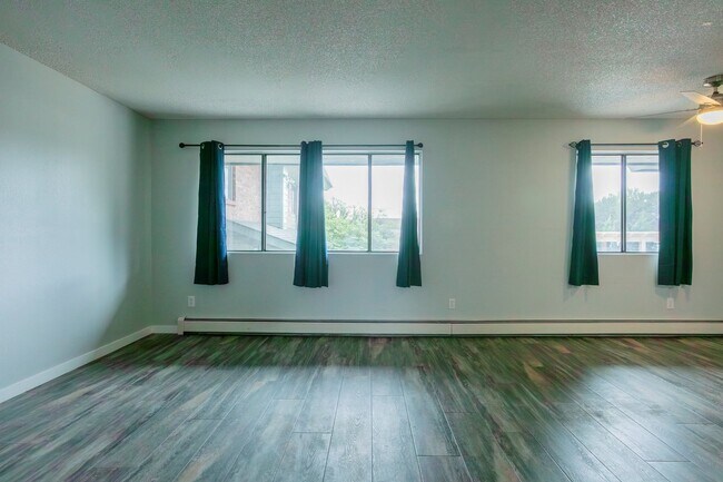 Foto del edificio - Updated Unit next to CMU with Pool!