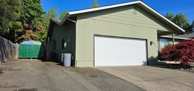 Building Photo - Single Family Home in NE Grants Pass with RV Parking
