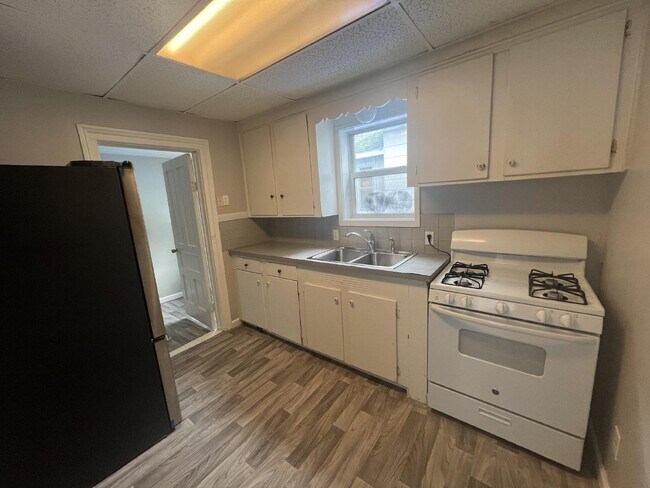 Building Photo - Cute and Cozy Main Level 2BR