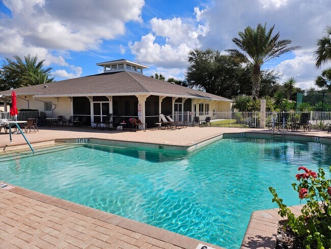 Building Photo - Annual Unfurnished 2 Bedroom 2 Bathroom Attached Villa in The Oak Forest of Sarasota located in E...