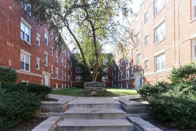 Building Photo - 742 W Cornelia Ave