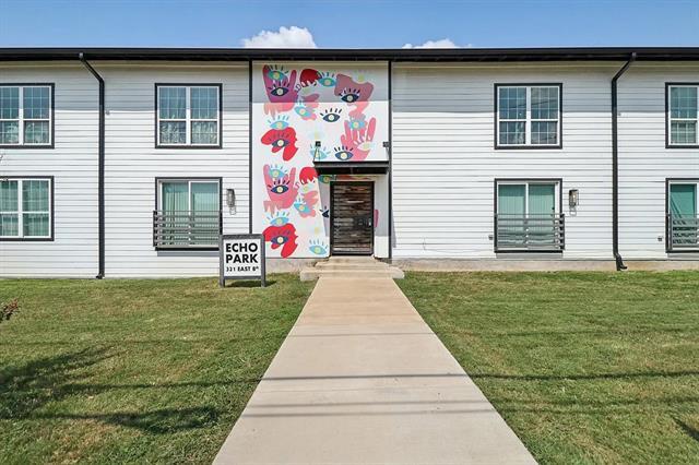 Foto del edificio - 321 E 8th St