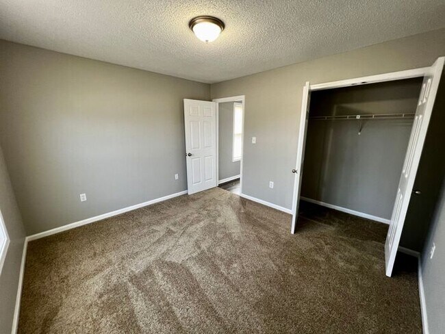 Building Photo - 2 bedroom in charming Downtown Greer Area!