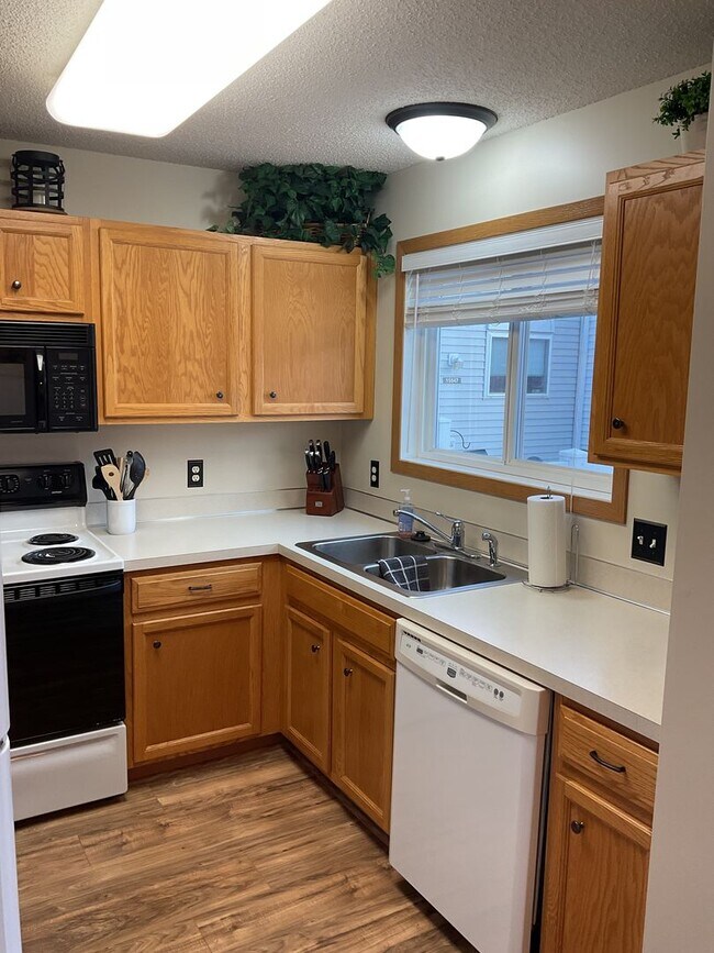 Building Photo - 2 Bed Apple Valley Townhome Available NOW!