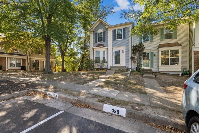 Foto del edificio - Welcome to this bright and beautifully maintained end-unit townhome in the desirable River Oaks c...