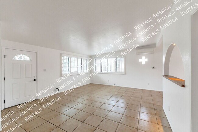 Foto del edificio - 801 E Holaway Dr