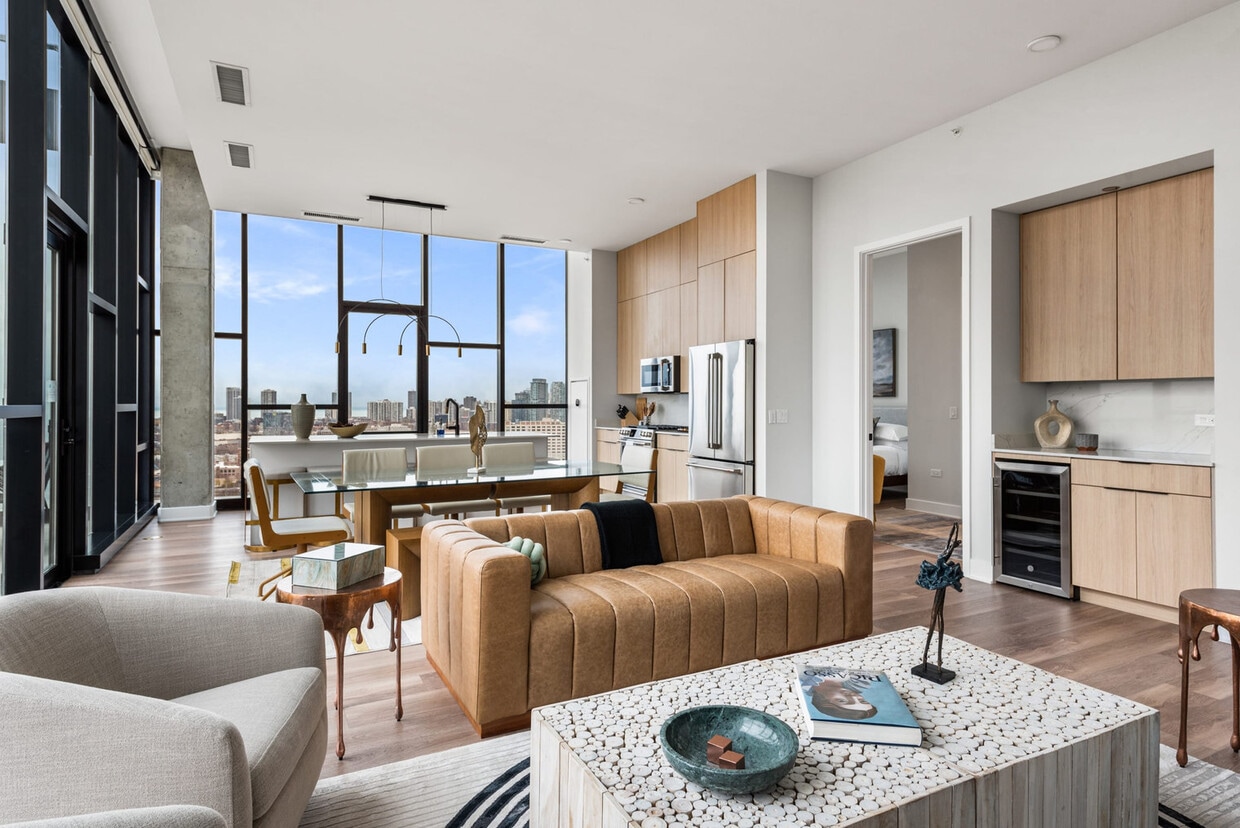 Foto principal - 738 N Milwaukee Ave