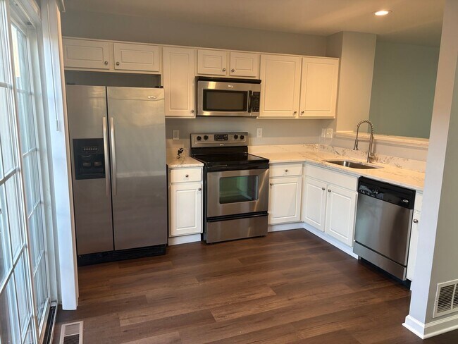 Foto del edificio - Charming & NEWLY Renovated 2-Bedroom Condo...