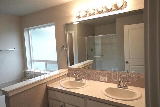 Building Photo - 3154 N Greengate Way