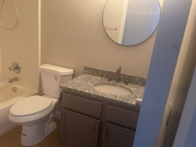 Baño de pasillo con ducha y bañera - 1495 Brittany Cv