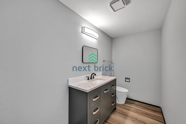 Building Photo - 2 BED & 1.5 BATH DUPLEX FOR RENT