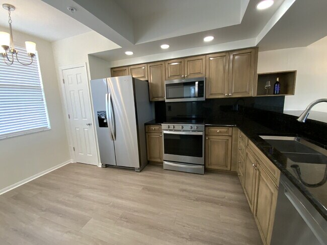 Foto del edificio - Spacious Layout: 1,595 square feet with 3 ...