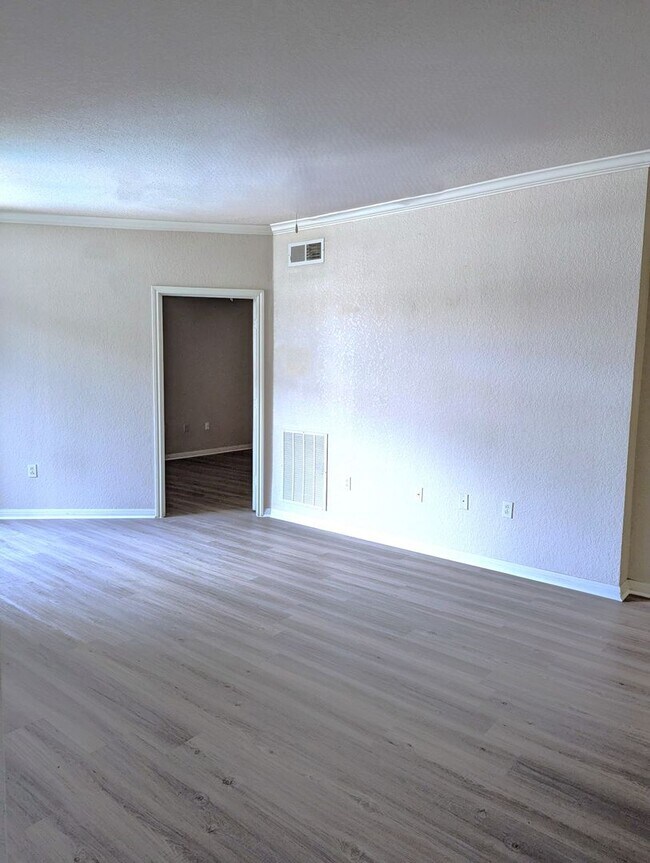 Foto del edificio - Updated 2x2 condo 1121 square feet, vinyl plank floors & balcony