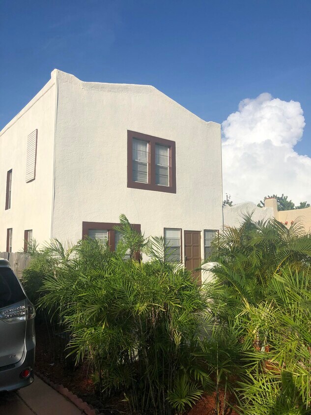 Primary Photo - 425 El Vedado