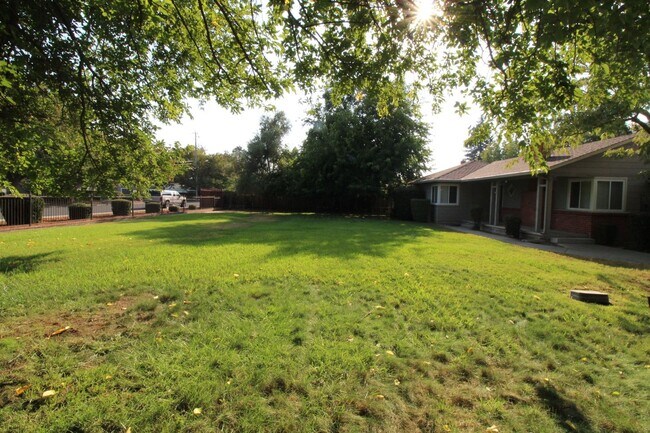 Building Photo - Concord/ Walnut Creek Border! 2172 sq ft h...