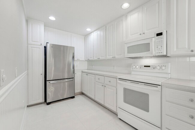 Building Photo - 1685 Jeaga Dr