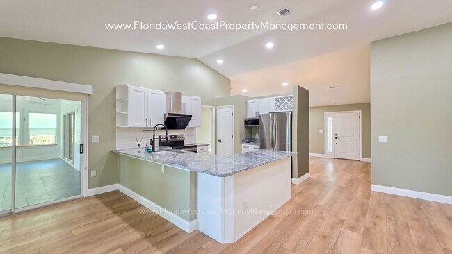 Foto del edificio - IMPRESSIVE 3 BEDROOM/2 BATH SARASOTA HOME! SUPER LOCATION! PET FRIENDLY!