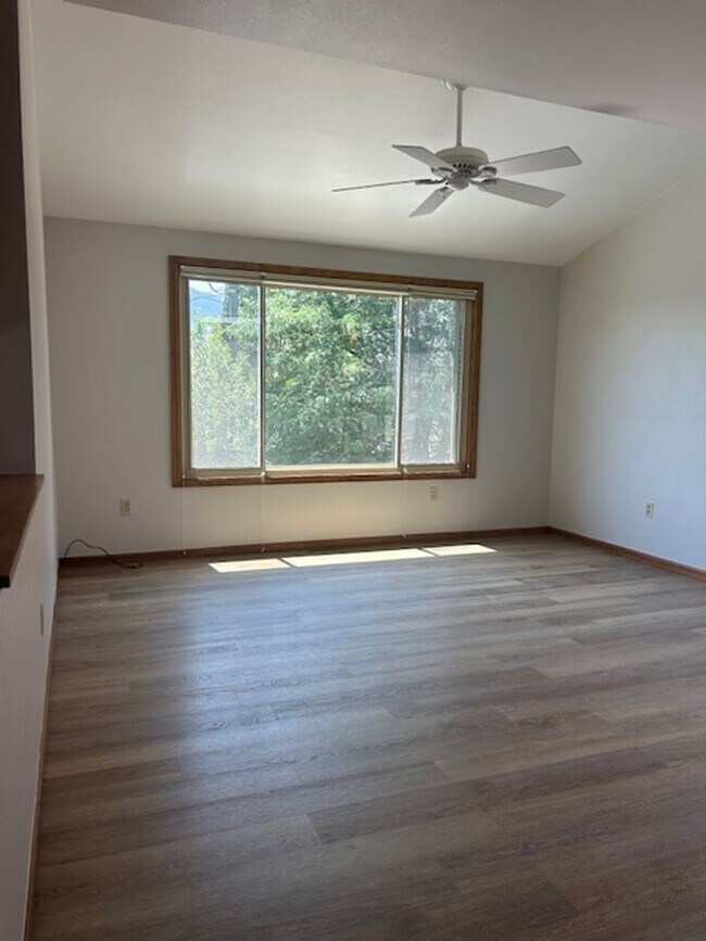 Foto del edificio - 2 Bed / 2 Bath Detached Townhome with view...