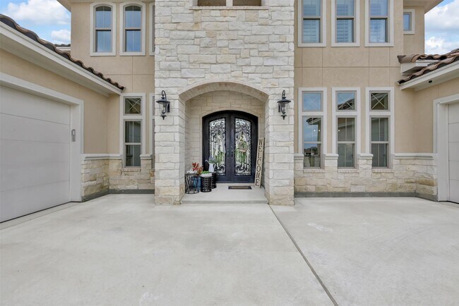 Building Photo - 11683 Renaissance Dr
