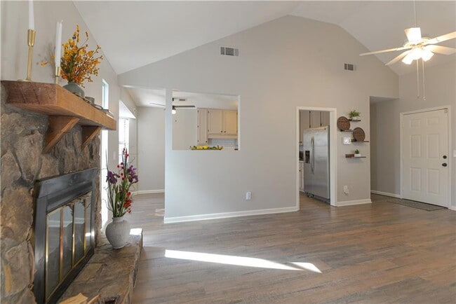 Foto del edificio - 736 Regina Ct NW