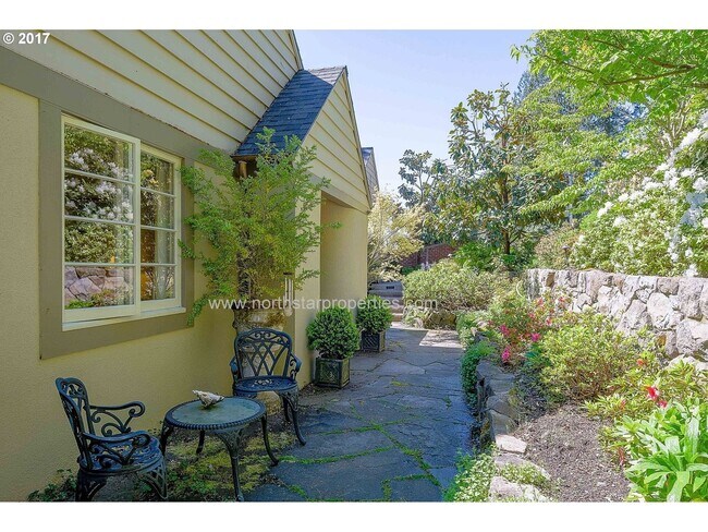 Building Photo - Lakefront Remodeled North Shore Sundeleaf ...