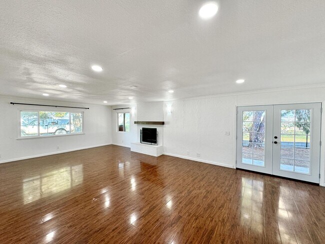 Building Photo - Great 3B/2BA House in Oceanside on Over 0....