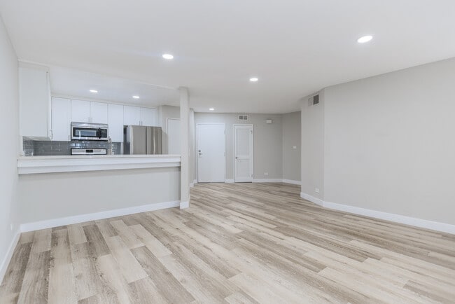 Building Photo - Monarch Apartments