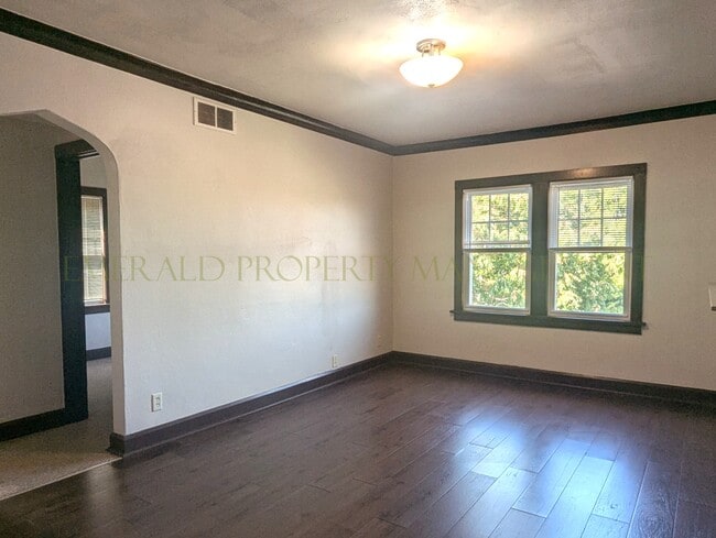 Foto del edificio - 1422 E State St