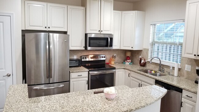 Building Photo - Clean & Safe, Fully Furnished & Stocked + ...