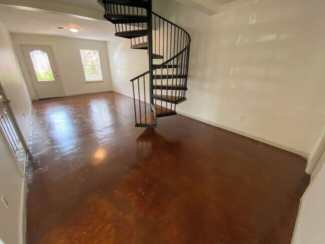 Building Photo - 2-Bed, 2.5-Bath Townhouse with Move-In Special – Walk to McNeese State University!