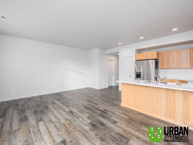 Building Photo - Woodlawn Duplex