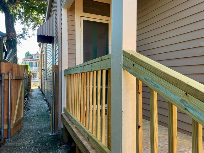 alley to get to rear unit B - 3817 Cleveland Ave