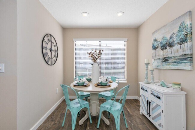 Foto del edificio - Lakeside Crossing at Eagle Creek Apartments and Townhomes