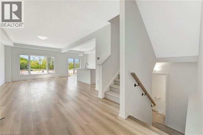 Photo du bâtiment - 102 Gort Ave