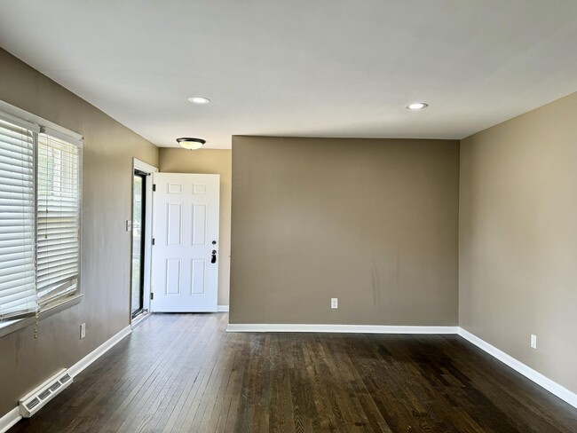 Building Photo - 2849 Clays Mill Rd