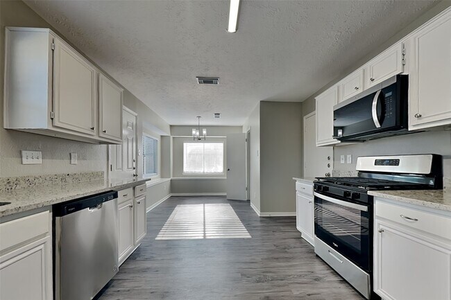 Building Photo - 2211 Pincher Creek Dr